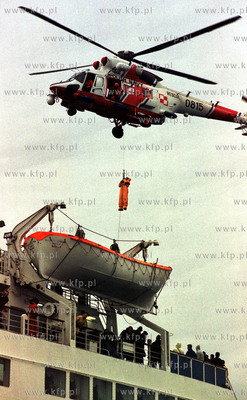 Cwiczenia w ratownictwie na morzu. Ewakuacja smiglowcem...