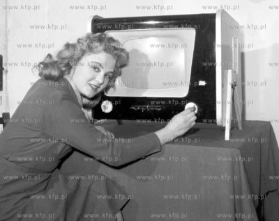 Krystyna Błaszczyk prezentuje pierwszy telewizor marki...