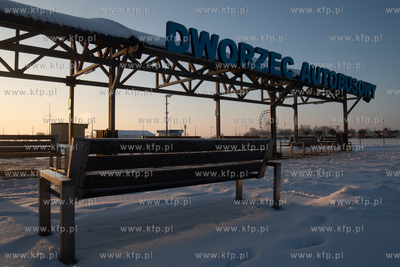 Zima na Mierzei Wiślanej. Dworzec autobusowy w Krynicy...