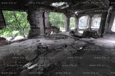 Westerplatte. Prace remontowe na terenie dawnych koszar...