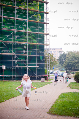 Gdansk. Zaspa. Pilotow 10. Demontaz rusztowania i odsloniecie...