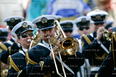 Gdynia. Parada zalog startujacych w Zlocie Zaglowcow...