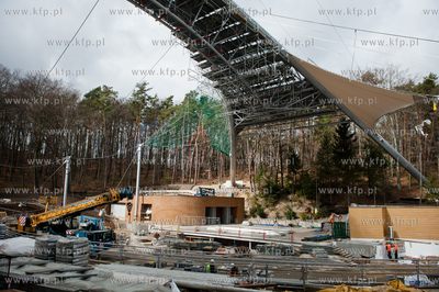 Sopot. Rozpoczeto montaz liczacej 7000 m2  powloki...