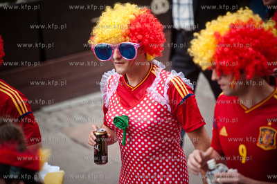 Gdansk. Ulica Dluga. Tlumy kibicow z Hiszpanii i Irlandi...