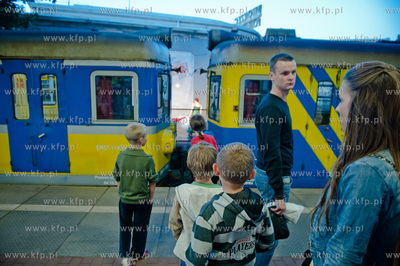 Gdynia. Dworzec Glowny PKP. Przedstawienie pt. ...i...