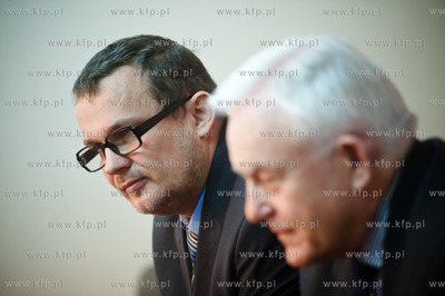 Gdynia. Gdynia. Biuro poselskie Leszka Millera. Konferencja...