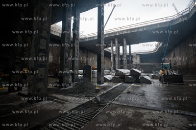 Gdansk. Wisloujscie. Montaz maszyny drazacej TMB, ktora...