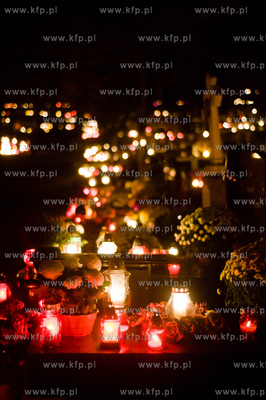 Gdansk. Cmentarz komunalny Sw. Franciszka. Swieto Zmarlych....