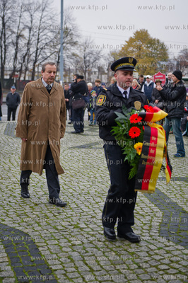 Gdansk. Wrzeszcz. Uroczyste zlozenia kwiatow pod pomnikiem...