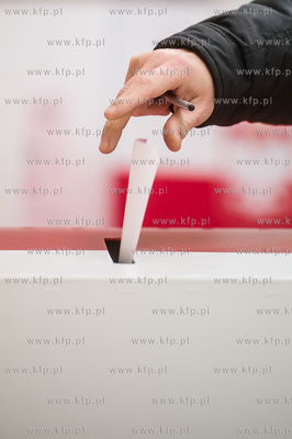 Gdansk. Jasien. Gimnazjum nr 48. Obwodowa komisja wyborcza...