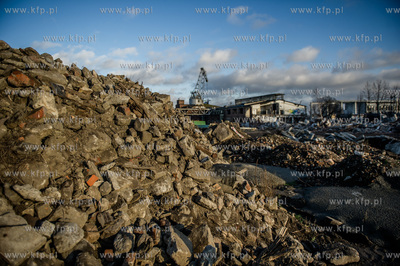 Gdansk. Tereny bylej Stoczni Gdansk. Wyburzenie budynku...