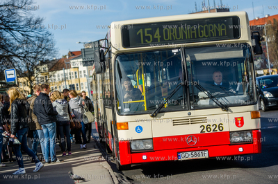 Gdansk. Autobus ZKM, linii 154 odjezdzajacy z przystanku...