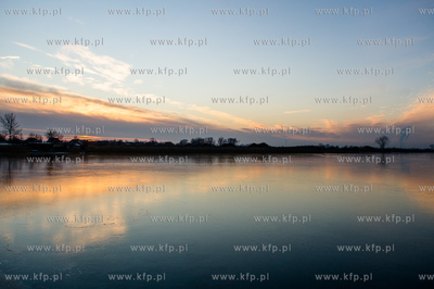 Skuta lodem Martwa Wisla na wysokosci mostu pontonowego...