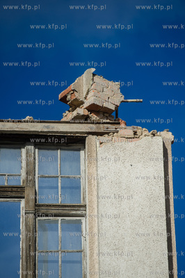 Gdansk. Rozbiorka budynku dawnej przychodni przy ulicy...