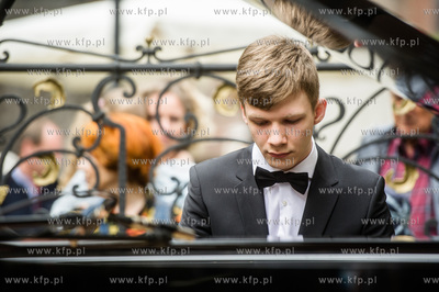 Gdansk. Ulica Mariacka. Muzyka Chopina na przedprozach...