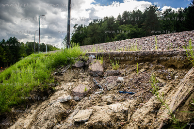 Gdańsk. Uszkodzony przez silne opady deszczu nasyp...