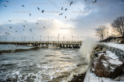 Gdynia. Orłowo. Skutki nocnego sztormu na Bałtyku....