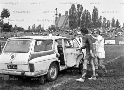 Karetka pogotowia marki warszawa na murawie stadionu...