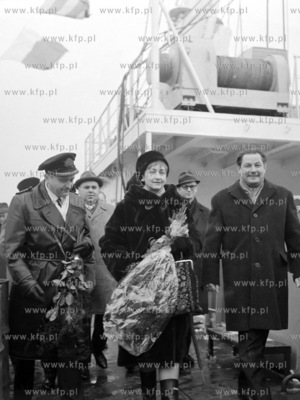 Uroczystosc podniesienia bandery na nowym motorowcu...