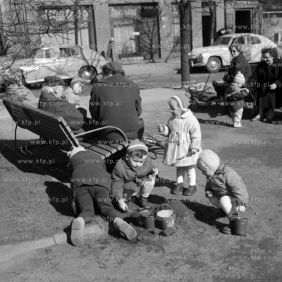 Zabawa dzieci na skwerze w Gdyni. ( lata60 )
1965
0005945z_gdynia
Fot....