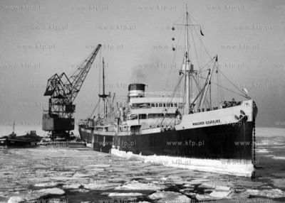 Statek ms Minocher Cowasjee stoi zakotwiczony w skutym...