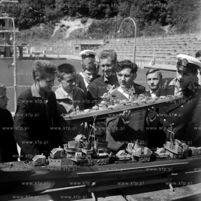 Zawody zdalnie sterowanych modeli plywajacych.
1961
0006752z
Fot....