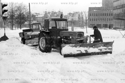 Obfite opady śniegu spowodowały liczne utrudnienia....