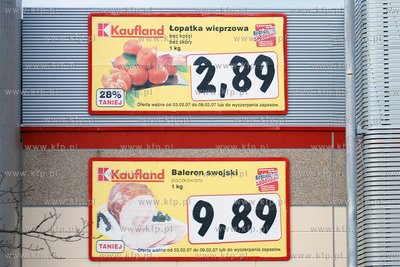 Bilboardy reklamujace promocje w markecie Kaufland...