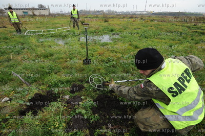 Saperzy z firmy EXPLOSIVE przeczesuja tereny pod budowe...
