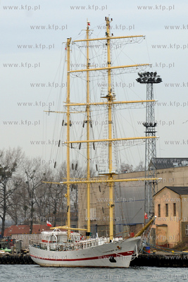 Port Wojenny w Gdyni. Nz. Okret szkolny ORP Iskra zacumowany...