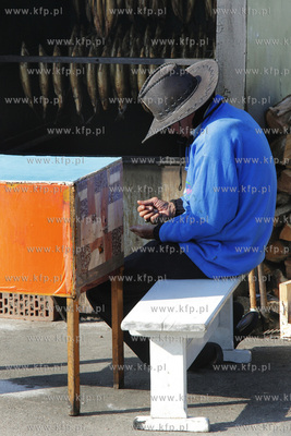 Hel po sezonie. Stragan z wedzonymi rybami. 27.09.2009...