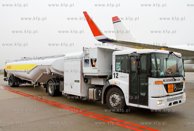 Gdansk, Rebiechowo. Nz. Tankowanie przez LOTOS Boeinga...