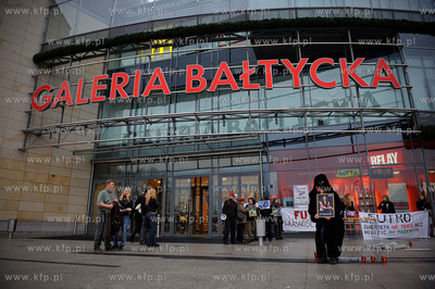 Gdansk. Wejscie do CH Galeria Baltycka. Manifestacja...