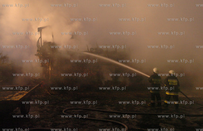 Pozar domu wypoczynkowego krytego strzecha w gospodarstwie...