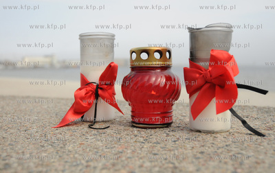 Gdynia. Znicze ustawione przez mieszkancow Gdyni na...