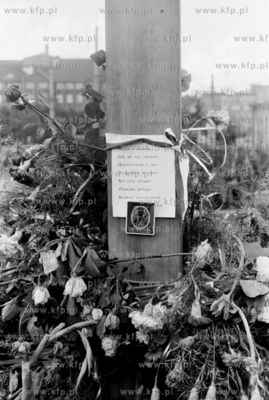 Strajk w Stoczni Gdanskiej im Lenina. Nz. krzyz postawiony...