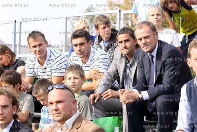 Premier Donald Tusk kibicowal mlodym pilkarzom podczas...