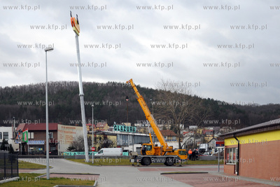 Na skutek silnego wiatru przechylil sie slup z logotypem...