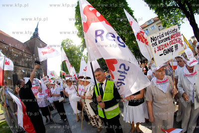 Slupsk. Manifestacja w obronie TV Trwam. Wzielo udzial...