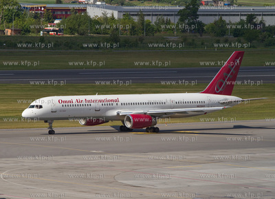 Gdansk, Rebiechowo. Nz. Boeing 757-28A Omni Air International....