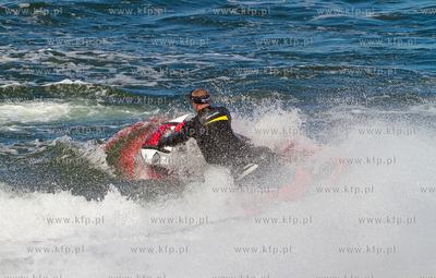 Sloneczna letnia pogoda sprzyjala wypoczynkowi na plazy...