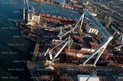 Stocznia Gdynia z lotu ptaka. 02.04.2009 fot. Kacper...