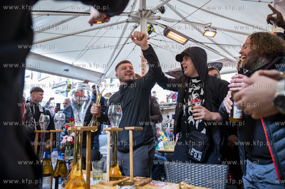 Kibice Manchester United bawią sie na ul. Długi Targ...