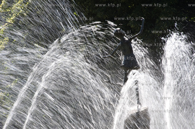 Fontanna na Placu Wybickiego w Gdansku Wrzeszczu. 4.07.2009...