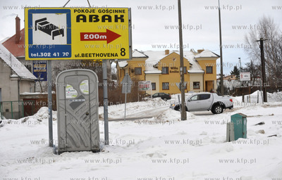 Przenosna toaleta firmy WC Serwis i reklama pensjonatu...