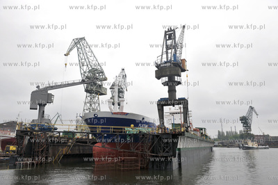 Stocznia Gdanska SA. Remontowany statek tuz przed opusczenie...