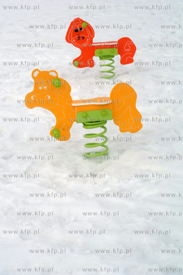 Zima we wsi Sulmin na Kaszubach. Plac zabaw. 18.02.2012....