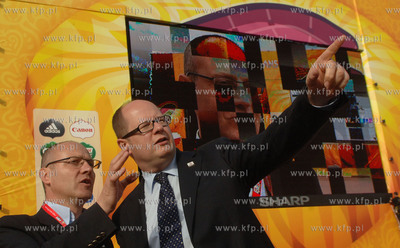 Gdanska Strefa Kibica na placu Zebran Ludowych podczas...