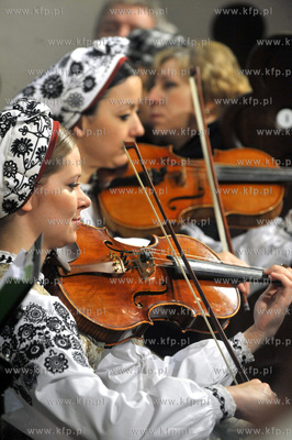 Koncert koled w wykonaniu zespolu Mazowsze w kosciele...