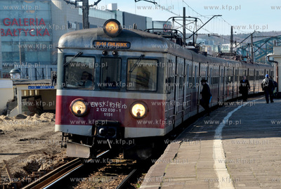 Gdansk Wrzeszcz. Dworzec PKP, wjezdza pociag elektryczny...
